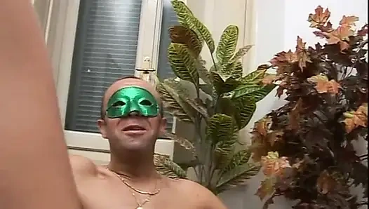 Сладкую итальянскую брюнетку в маске жестко трахнули