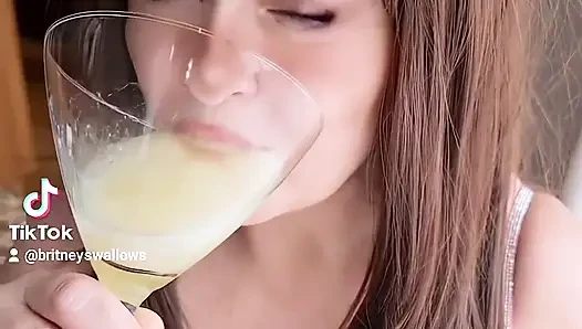 Britney bardaktan on döl içiyor