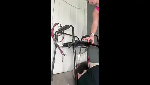 Spor salonu ayakkabı ibadeti, stomping ve insan tuvaleti sonra.