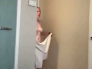 Máma je nahá v hotelovém pokoji při sdílení postele s nevlastním synem