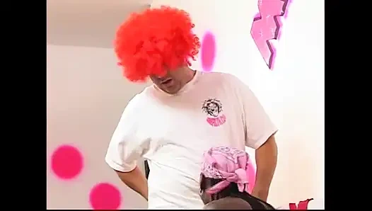 Schönes junges dünnes schwarzes mädchen mit kleinen titten und behaarter muschi von großem schwanz gefickt