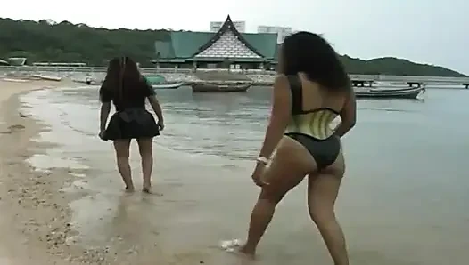 2 seksi latin havuzda ve plajda lateks fetişi sunuyor