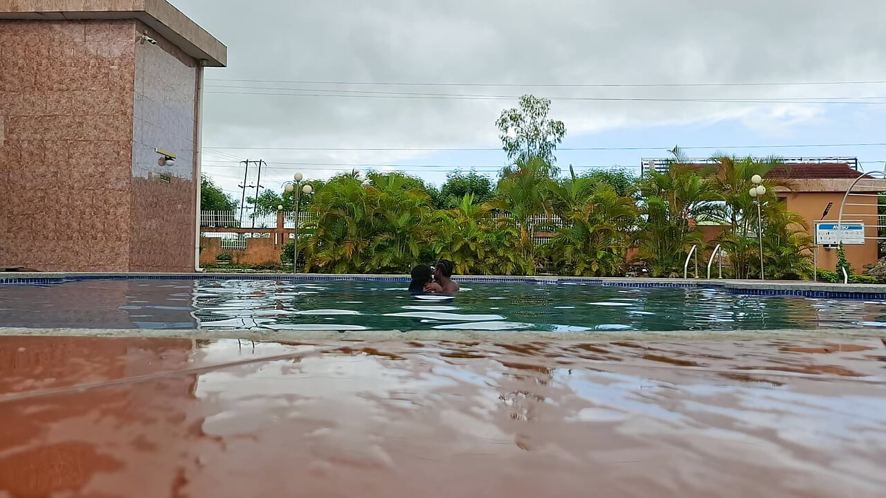 Esperma boiando na piscina, sexo duro na água, duplo orgasmo