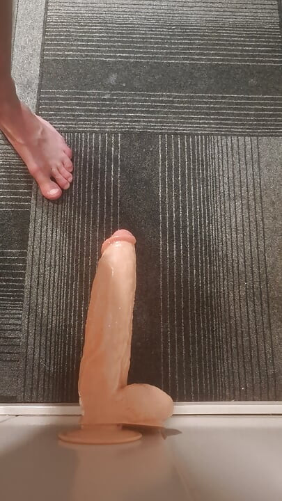 توينك ساخن يركب ديلدو XL طوله 30 سم وقطره 6 سم في وضعية الكلبي - تمدد شرجي عميق