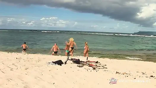 Blonde MILF reitet hart am strand und schlafzimmer für intensiv