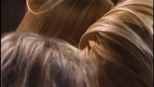 Drei atemberaubende blondinen lecken sich gegenseitig die titten, Ärsche und muschis