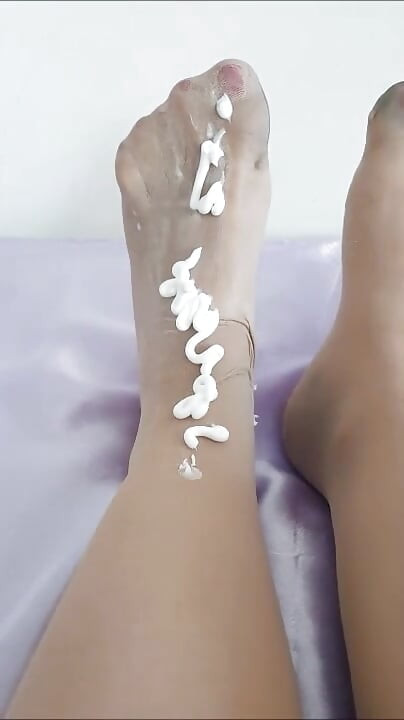 นวดเท้าด้วยครีมทามือและน้ําเงี่ยนไหลเยิ้ม