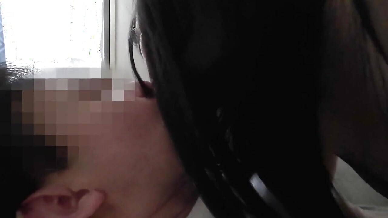 ピアスをしてからかう。彼女の舌が鋭いひねりを加える