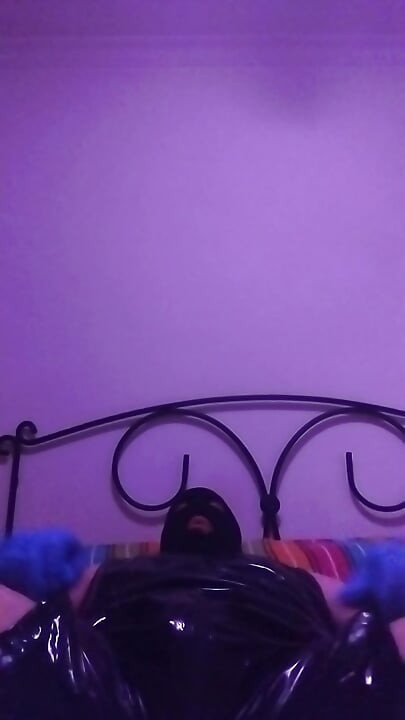 Латексово тяло и маска - ритуал за послушни фетиши в леглото