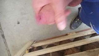 Masturbandosi nel negozio di ferramenta