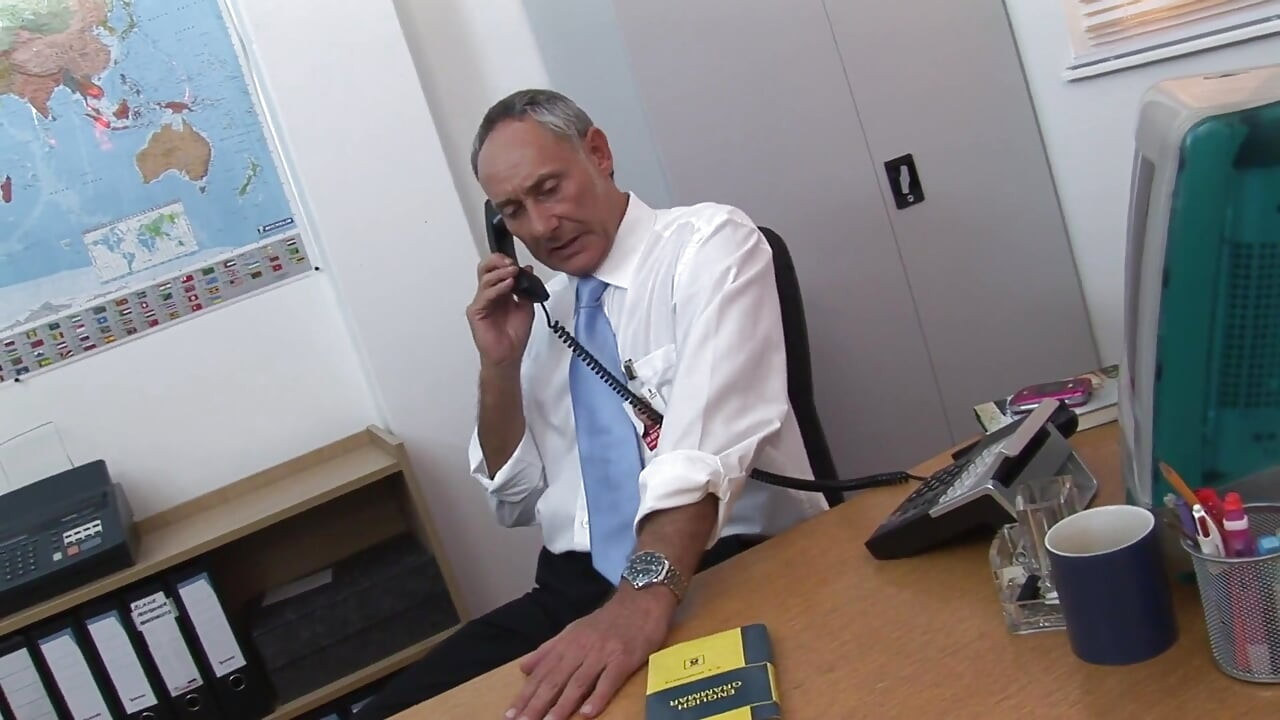 Jongens op kantoor worden geil en neuken hun sexy collega-sletten
