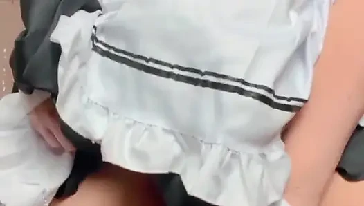 Hizmetçi kıyafeti içindeki kız dört kez fışkırtıyor