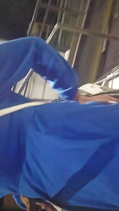 Sissy musi iść do domu z ogromnym ładunkiem spermy twarzy, upokarzająco cumwalk