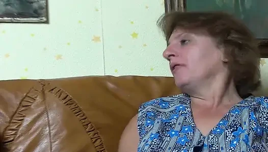 Olgun Alman çapalar ateşli bir üçlü sekste yarağı paylaşıyor