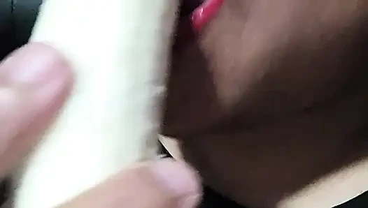 Muz yiyen seksi görünüyor