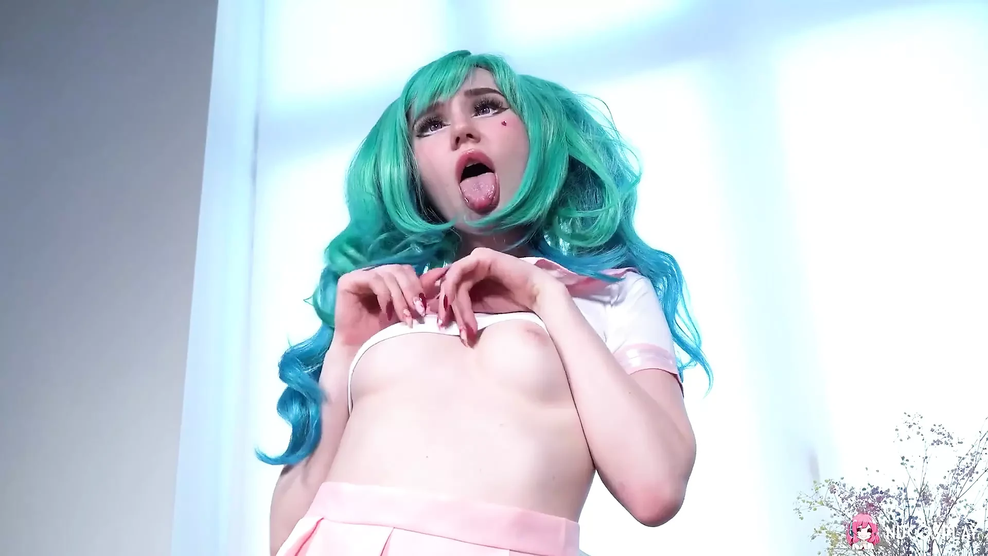 Leyla Lure là một con đĩ hentai tóc xanh hứng tình