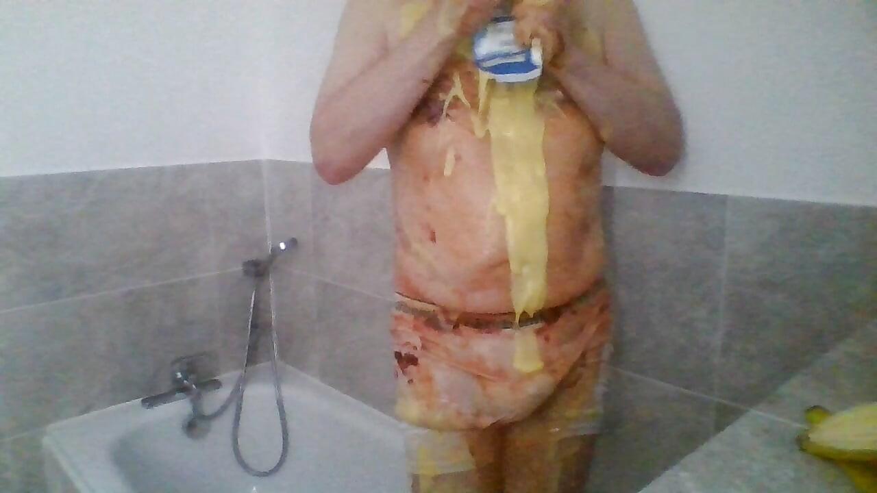Messy piss and food wank