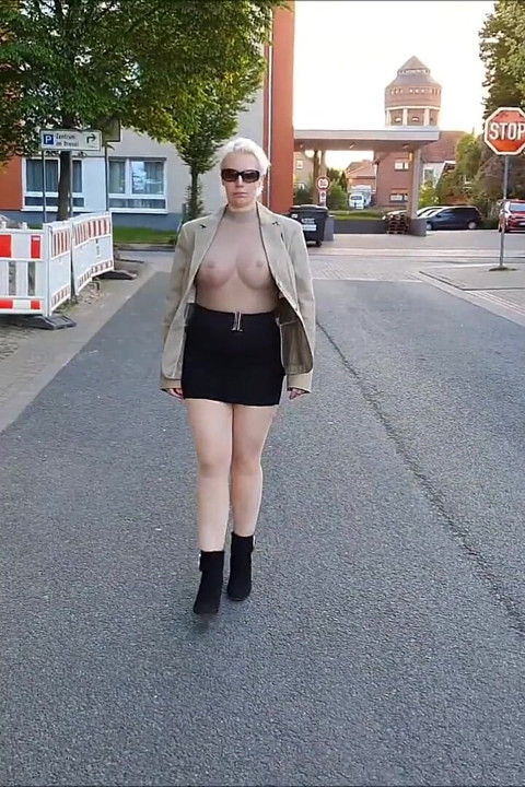 Promenade du soir, j’exhibe ma chatte et me doigte