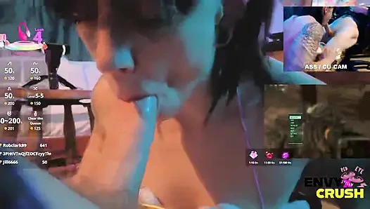 Геймерша В Чулках-сеточках Становится На Колени