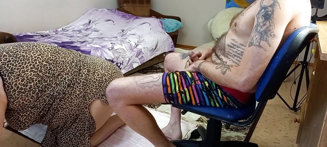 Mẹ kế của tôi thích khi tôi xuất tinh trên bộ ngực to của cô ấy