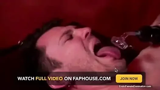 Göttin in latex dominierender, fixierter domina-sklave