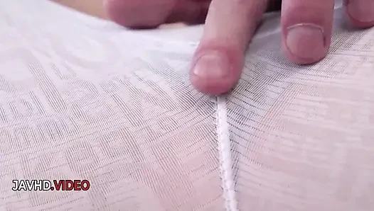 Sinnliches japanisches schätzchen gibt erstaunlichen blowjob und nimmt ihn dann tief für einen wilden ritt