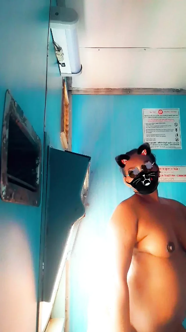 💦TRAIN TOILET TAMIL BHABHI Tamil housewife cowgirl Jennifer fuck very hard