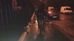ballade seins nus en niqab le soir dans la rue