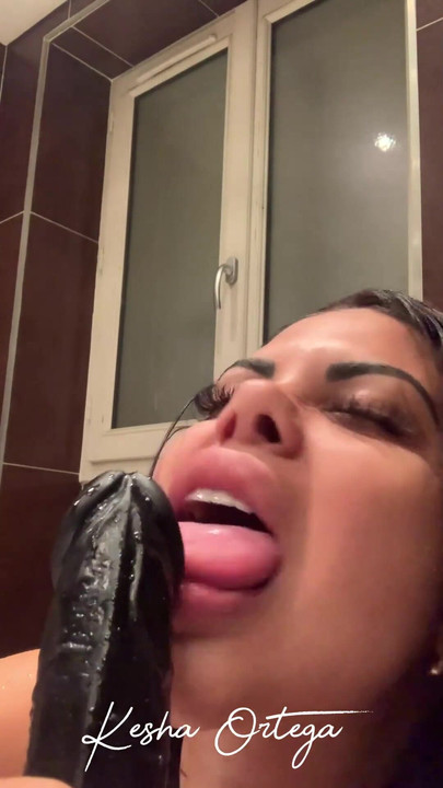 Momen mendebarkan dari kamar mandi "stacked brunette kesha ortega berubah menjadi permainan dildo liar!"
