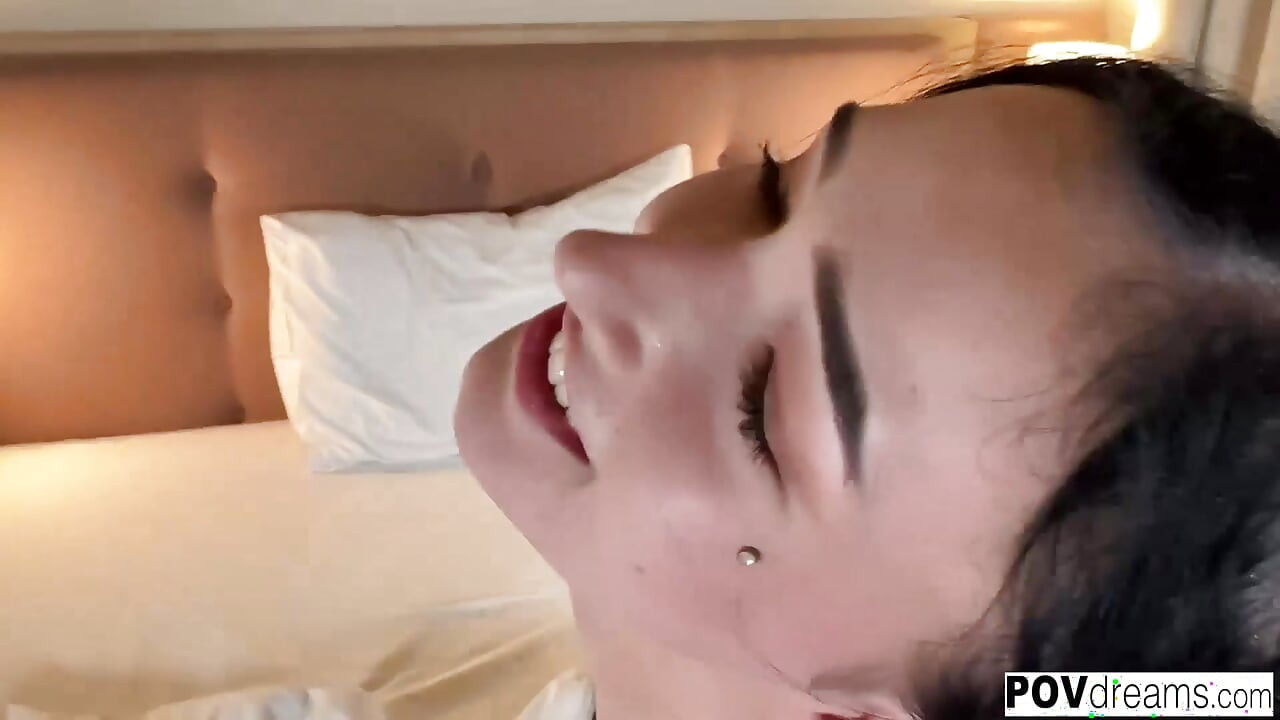 Povdreams softcore anale neukpartij met Britney Dutch terwijl ze buttplug in haar kont heeft