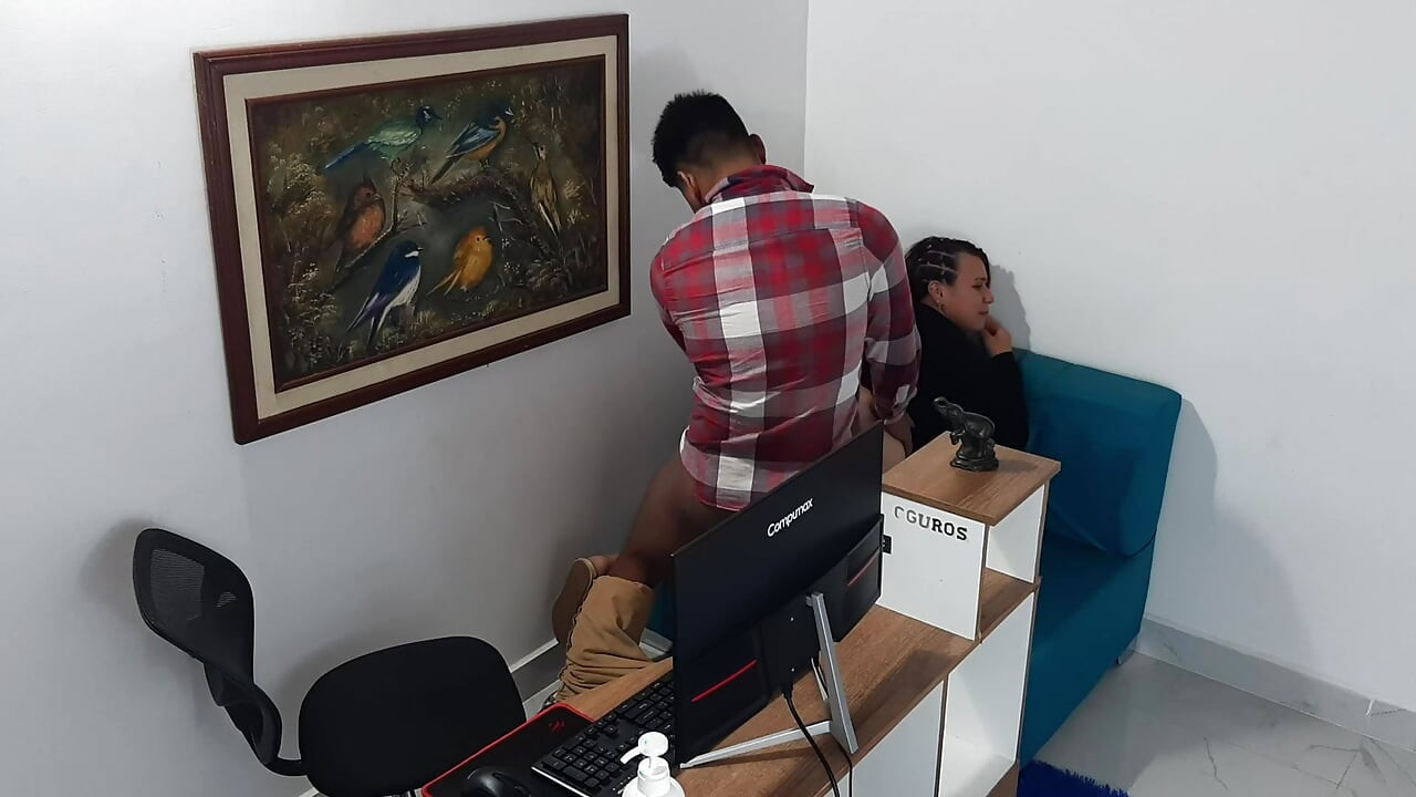 Die Sekretärin und der Chef wachsten in ihrem Büro