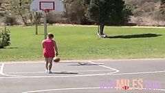 打完篮球后，一个小奶子少女被颜射