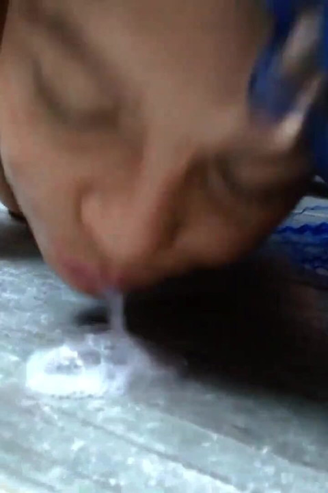 Biały kutas przychodzi, by pieprzyć moje gardło, ssie dusze