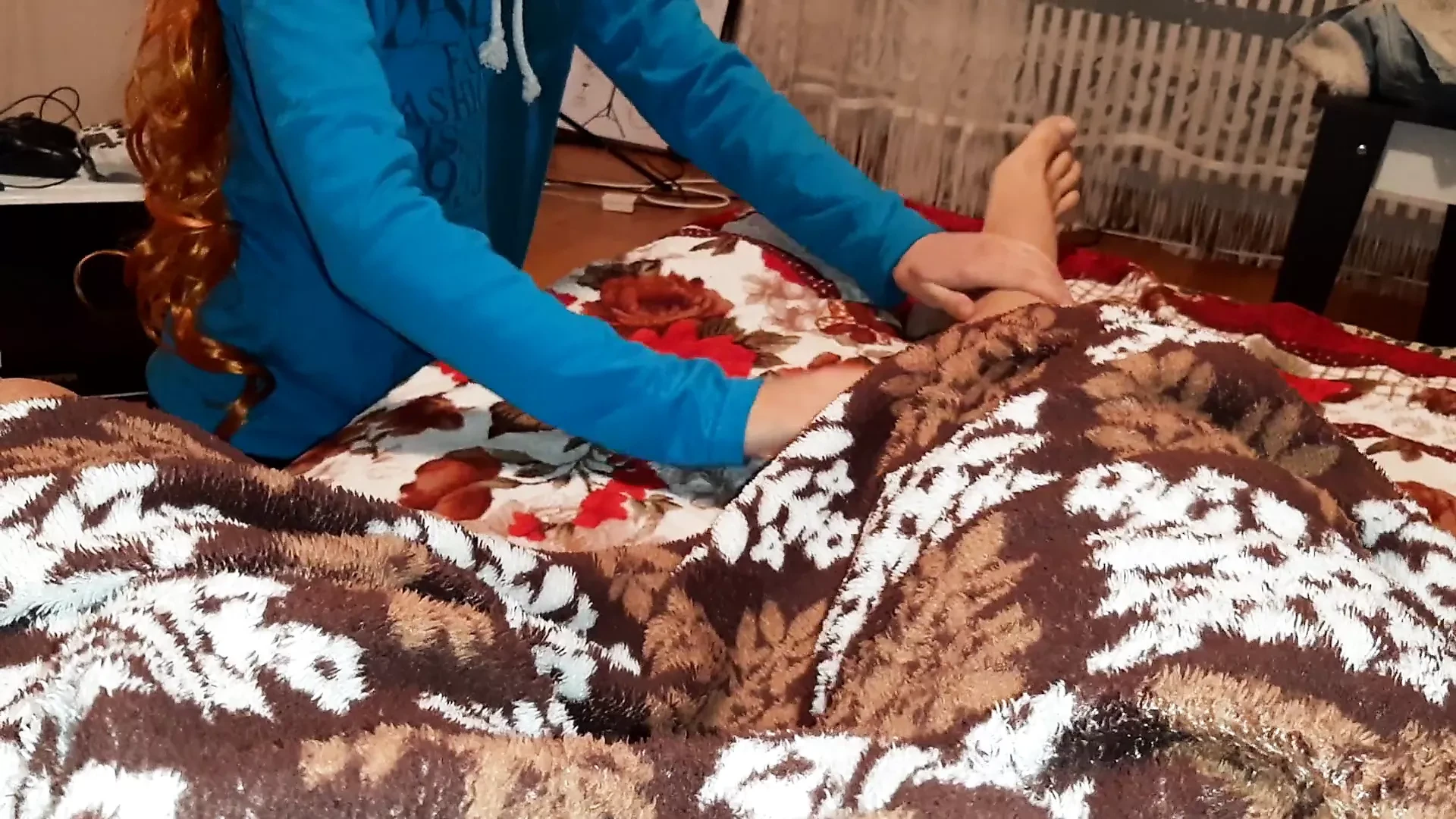 我的脚和阴户按摩让我达到高潮
