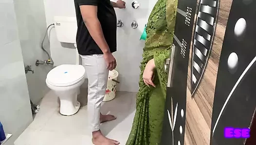 Plumber Ne kaha Bhabhi Apki jaisi Aurat ka to mai Pura Paani Pee jaau agar saath do