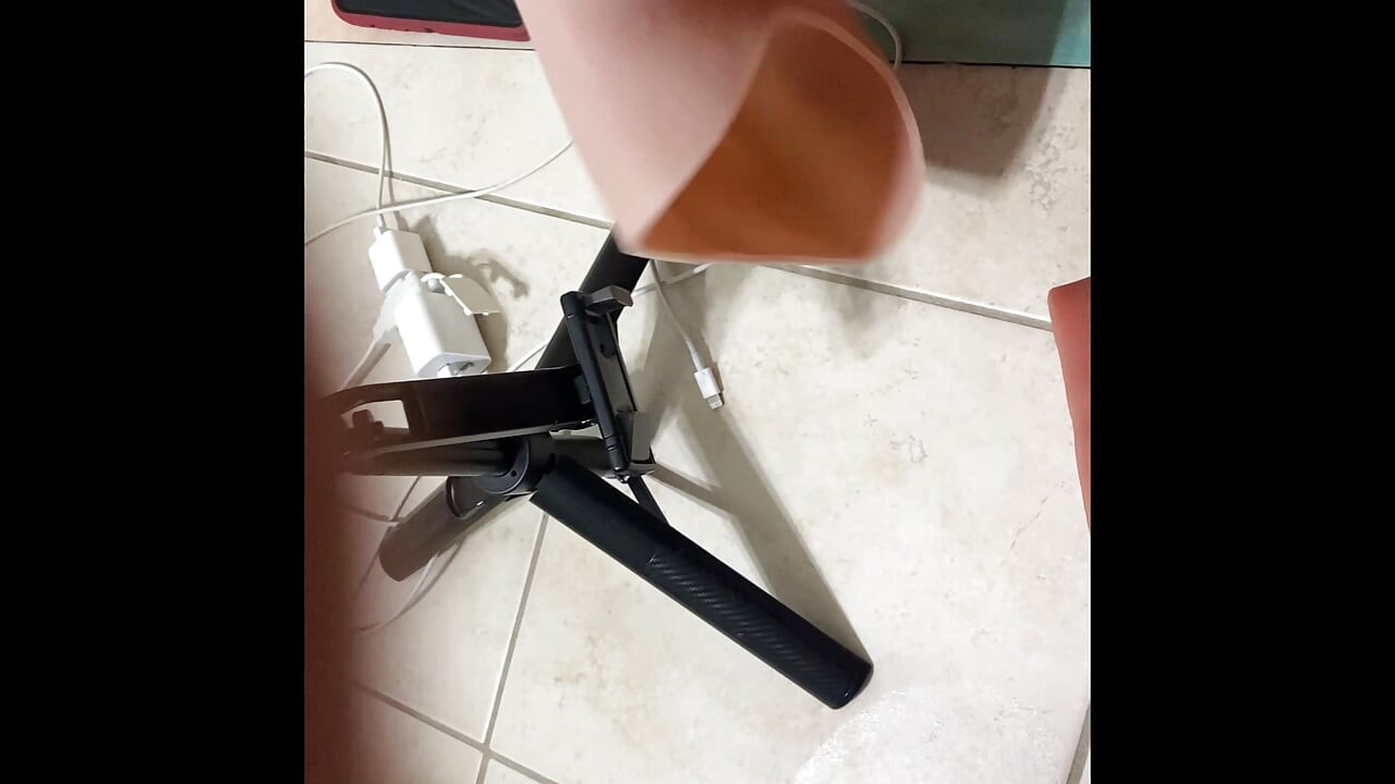 ポルノスターがマディソンのCDの女装者になりたがり、おもちゃのお尻とおまんこで遊ぶ