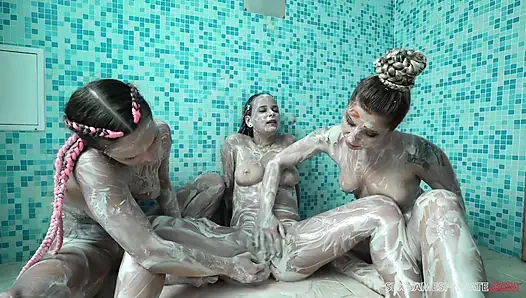 Girls Likes to Be Wet & Mesy