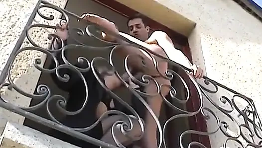 Ein paar wird ausspioniert, während sie zu hause ficken