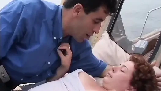 Ahmet ve Selma Türk teknesinde açık havada sikişiyor
