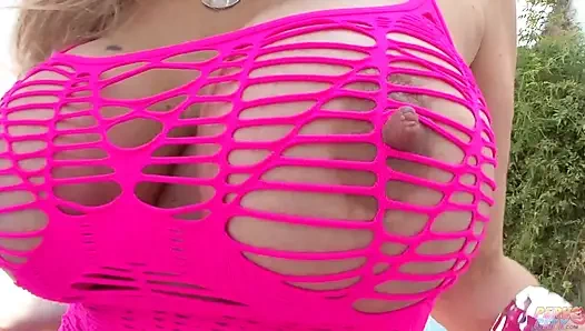 Горячих милф Sienna Rae и Julia Ann трахнули в задницу