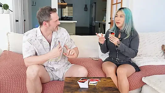 Латина с большой задницей играет обнаженной Uno и Twister на Подкаст Tom Games