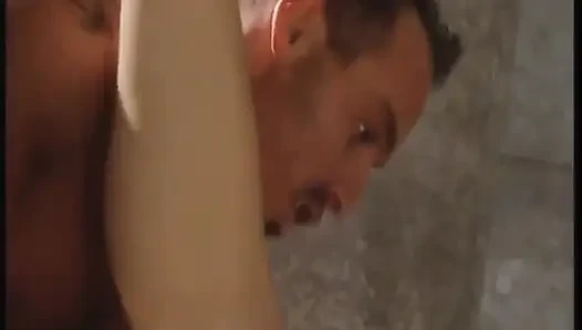 Cewek-cewek ini lagi asik nikmatin kontol sebelum tiba-tiba didobel penetasi