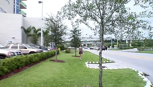 Yuvarlak götlü genç güzellik tavlandıktan sonra sikiliyor