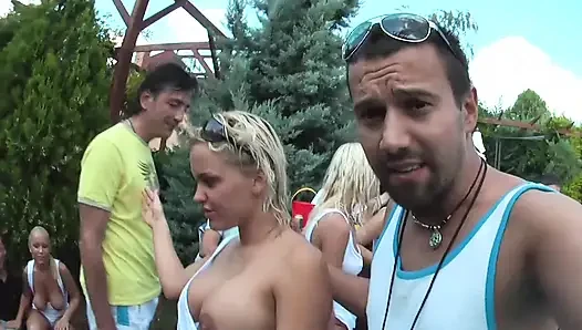 Pool-party voller lutschen, dreierfick und gruppenfick