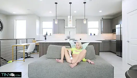 Шлюшке-спиннерке Pixie широко растягивают ее пизду