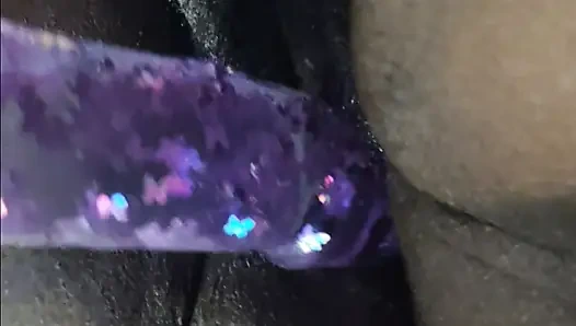 Lola Bunni засовывает это в ее киску!!