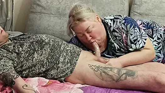 Stiefmutter lutscht schwanz, um eine portion heißes sperma in ihren mund zu bekommen