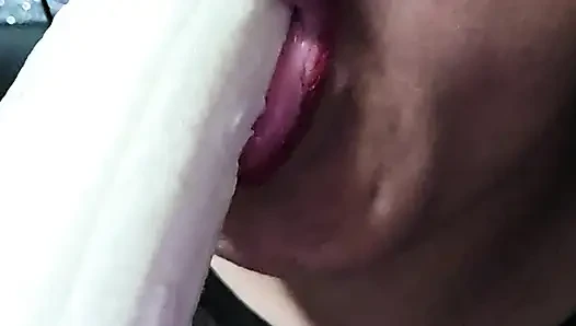 Cewek sange ini lagi asik jilat pisang sampai matanya menganga lebar