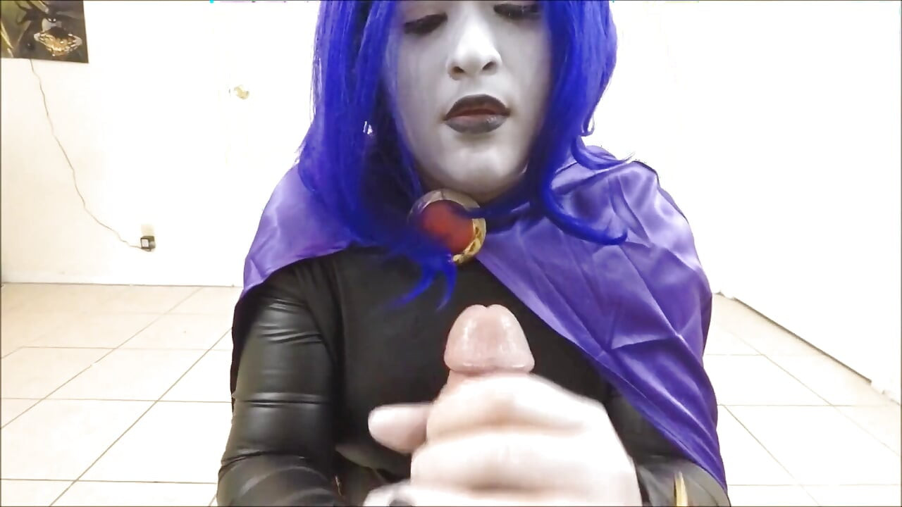 Raven zuigt op een sappige pik