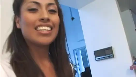 Asiatisches teen und ihre freundin werden von einem mann mit großem schwanz in ihre engen löcher gerammt